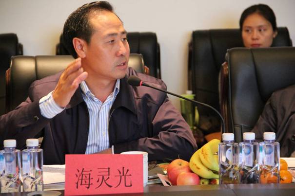 海南省內(nèi)蒙古商會(huì)會(huì)長(zhǎng)、內(nèi)蒙古農(nóng)牧業(yè)產(chǎn)業(yè)化龍頭企業(yè)協(xié)會(huì)海南辦事處主任海靈光介紹對(duì)接情況.JPG