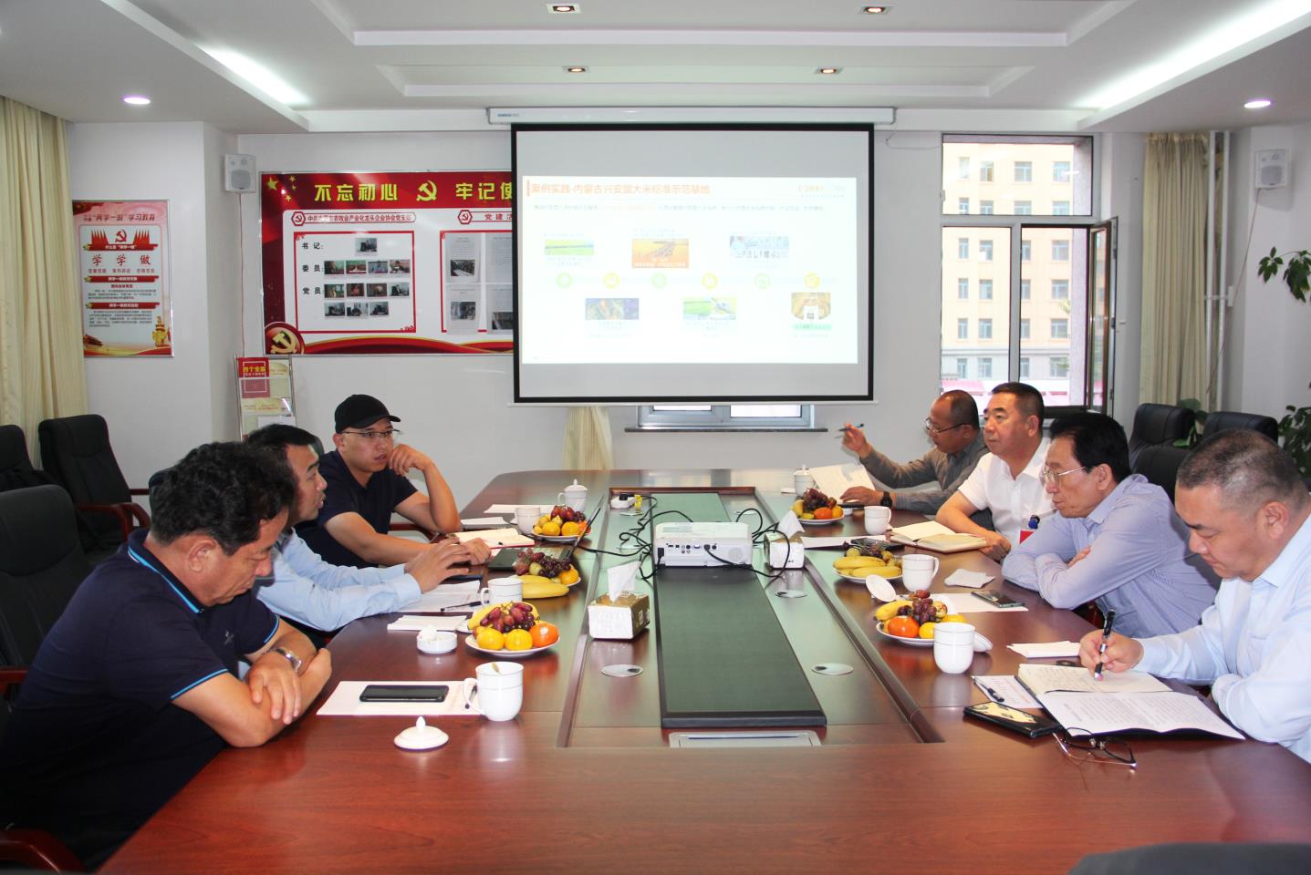 內(nèi)蒙古農(nóng)牧業(yè)產(chǎn)業(yè)化龍頭企業(yè)協(xié)會(huì)與阿里巴巴中國區(qū)域西北大區(qū)總經(jīng)理衛(wèi)煒一行洽談合作