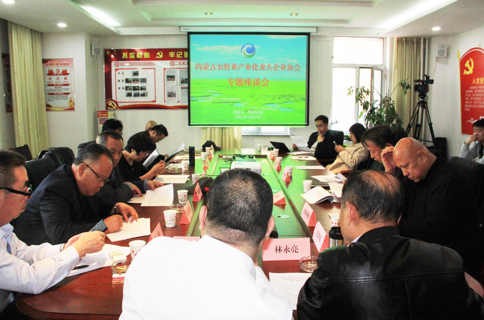 建言獻(xiàn)策，充分發(fā)揮協(xié)會(huì)的組織協(xié)調(diào)能力