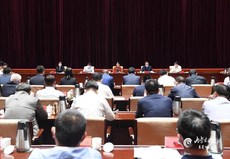 王莉霞主席主持召開(kāi)自治區(qū)民營(yíng)企業(yè)座談會(huì)，周勇會(huì)長(zhǎng)作專(zhuān)題匯報(bào)